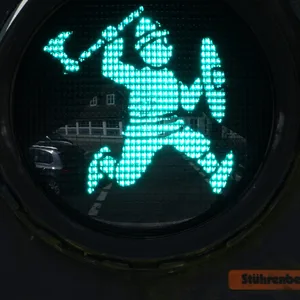 Ein grünes Wikinger-Ampelmännchen nahe dem Wikinger Museum Haithabu in Busdorf.