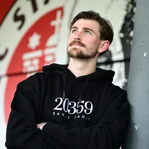 Connor Metcalfe lehnt sich an eine St. Pauli-Wand