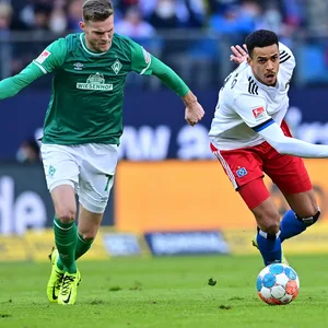 Bremens Marvin Ducksch im Duell mit Robert Glatzel vom HSV