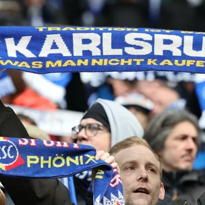 Freunde werden sie wohl nicht mehr: Die KSC-Ultras sind sauer auf den HSV – der aber setzt sich gegen Vorwürfe zur Wehr.