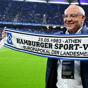 HSV-Held Felix Magath mit Athen-Schal