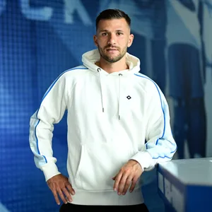 Daniel Heuer Fernandes vor einer HSV-Wand
