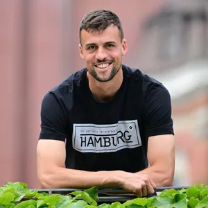 Jonas Meffert lehnt sich über ein Geländer