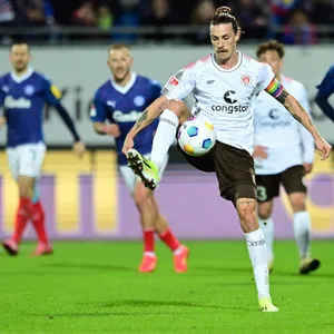 Jackson Irvine beim Spiel in Kiel