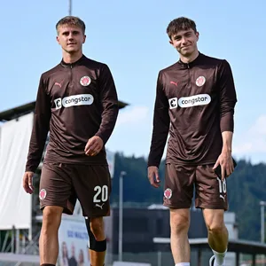 Erik Ahlstrand, Scott Banks und David Nemeth gehen über den Trainingsplatz