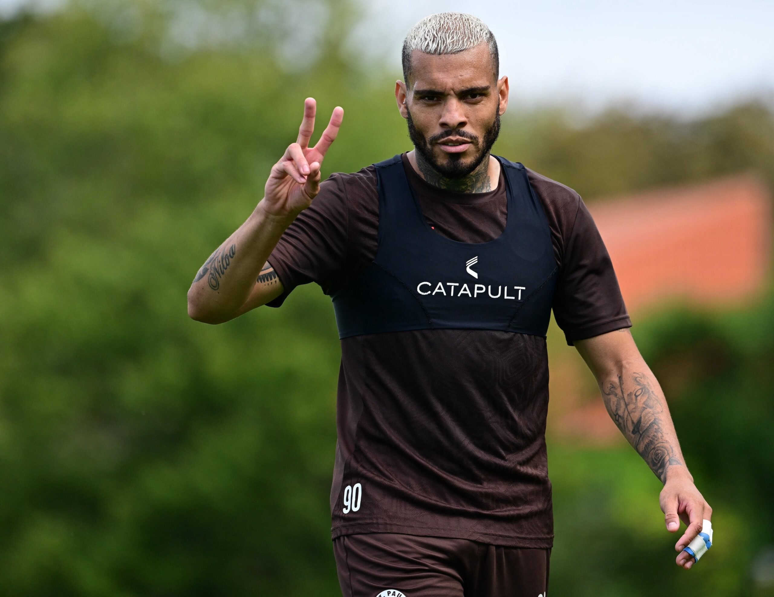 Maurides macht beim Training das Victory-Zeichen.
