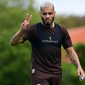 Maurides macht beim Training das Victory-Zeichen.