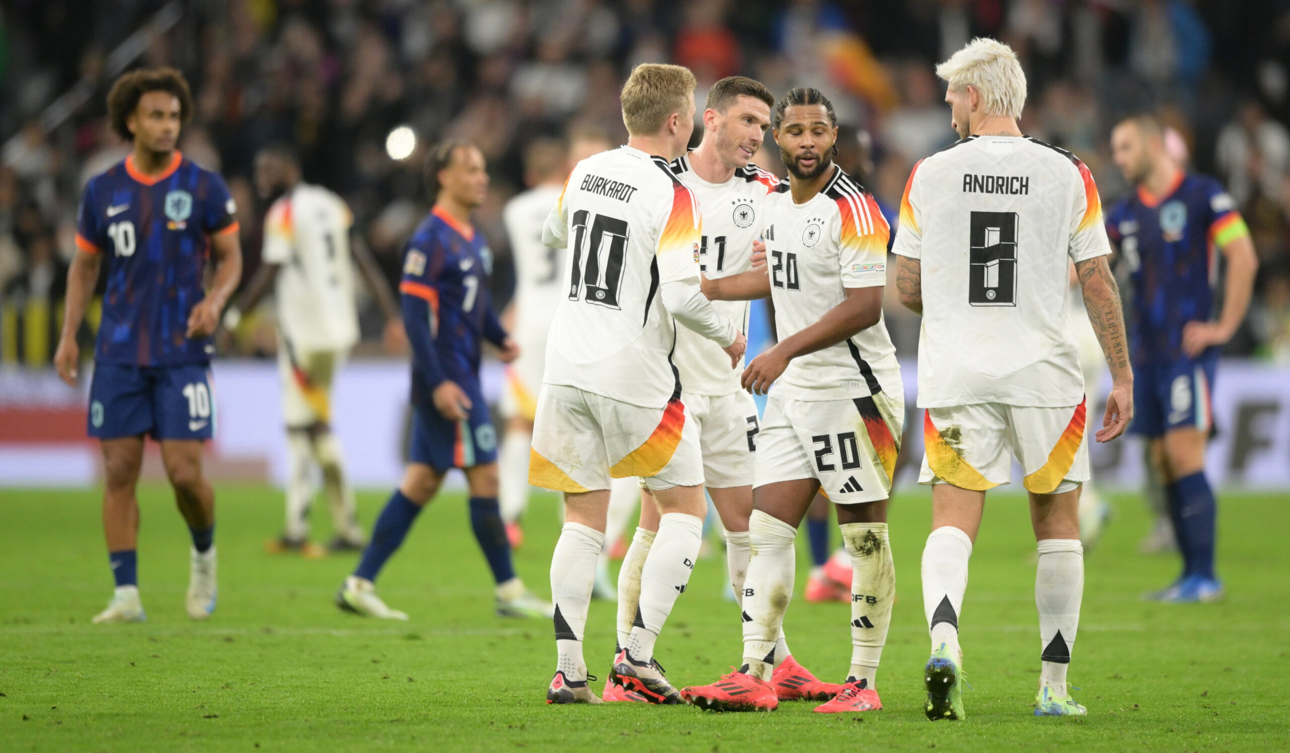 Jonathan Burkhardt, Robin Gosens, Serge Gnabry und Robert Andrich jubeln im DFB-Trikot