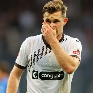 Johannes Eggestein fasst sich an die Nase