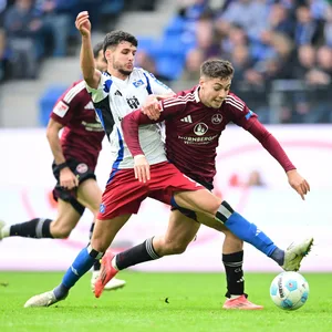 Daniel Elfadli im Zweikampf mit Stefanos Tzimas