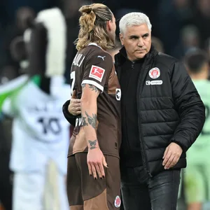 Andreas Bornemann umarmt Jackson Irvine.