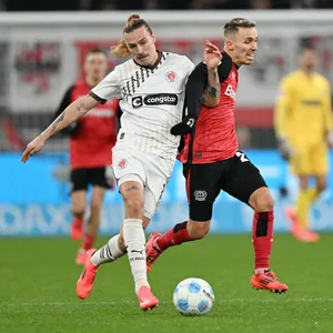 Jackson Irvine im Zweikampf mit Alejandro Grimaldo