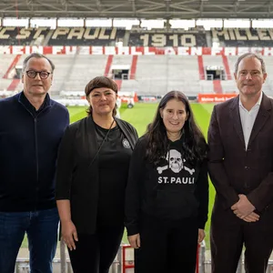 Andreas Borcherding (Vorstand FCSP-Genossenschaft), Miriam Wolframm (Vorstand FCSP-Genossenschaft), Vizepräsidentin Esin Rager, Präsident Oke Göttlich (St. Pauli), Fabian Gebert (GenoDigital) posieren im Millerntor-Stadion.