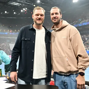 Jogi Bitter und Pascal Hens posieren bei einem Handball-Spiel in der Barclays Arena.