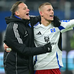 Tom Mickel und Miro Muheim feiern Arm in Arm