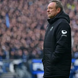 Andre Breitenreiter im Volksparkstadion mit Händen in der Jackentasche