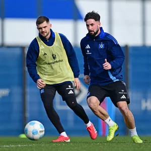 Lukasz Poreba und Marco Richter auf dem HSV-Trainingsplatz im direkten Duell