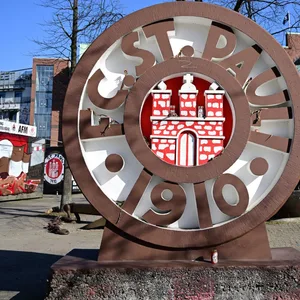 Logo des FC St. Pauli vor dem Millerntor-Stadion