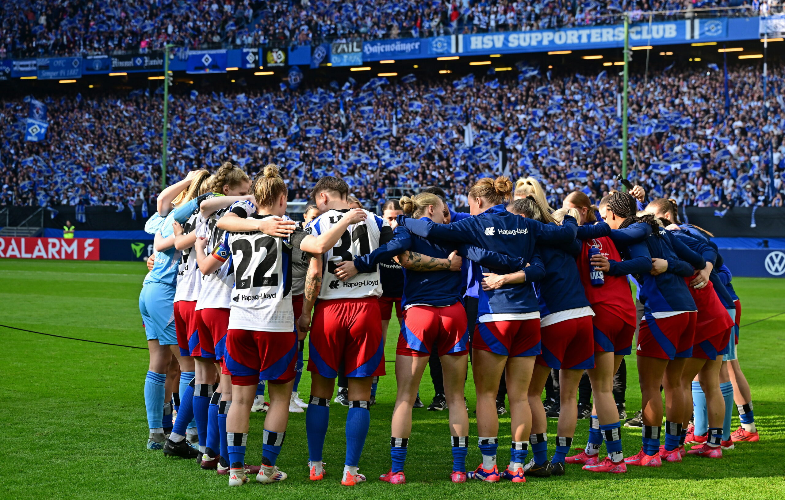 Teamkreis der HSV-Frauen vor der Nordtribüne