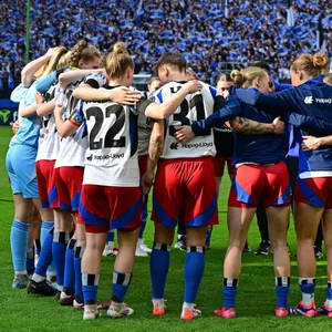 Teamkreis der HSV-Frauen vor der Nordtribüne