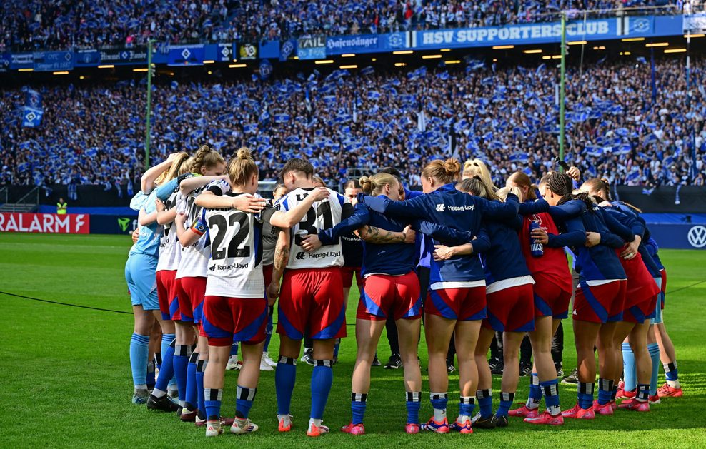 Teamkreis der HSV-Frauen vor der Nordtribüne