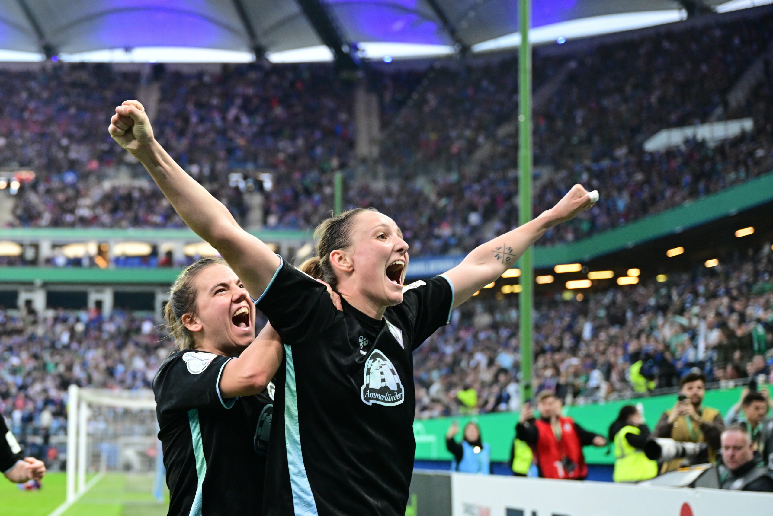 Werders Verena Wieder bejubelt ihren Treffer gegen den HSV.