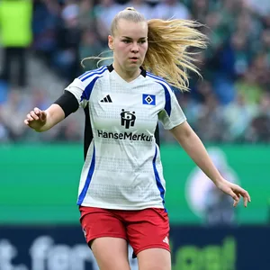 Svea Stoldt bei einem HSV-Spiel im Volksparkstadion