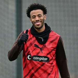 Morgan Guilavogui freut sich im St. Pauli-Training