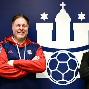 Philipp Müller und Christian Hüneburg vor einer HSVH-Wand