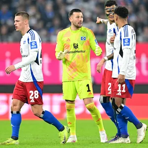 Torhüter Daniel Heuer Fernandes zusammen mit Miro Muheim, Davie Selke und Ransford Königsdörffer im HSV-Einsatz. Alle werden beim Heimspiel gegen Braunschweig nicht auf dem Platz dabei sein.