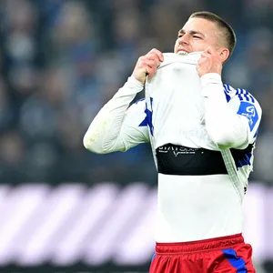 Das darf doch nicht wahr sein: Nationalspieler Miro Muheim wird dem HSV im Aufstiegskampf einige Wochen lang fehlen.