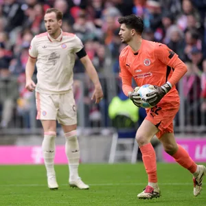 Nikola Vasilj im Spiel bei den Bayern