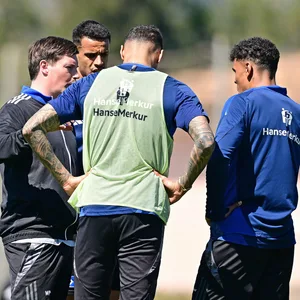 HSV-Trainer Merlin Polzin redet mit den Angreifern Robert Glatzel, Davie Selke und Ransford Königsdörffer.