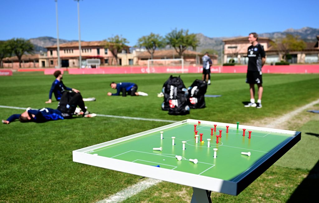 Die „Tabula1“-Taktiktafel am Rande des HSV-Trainingslatzes auf Mallorca