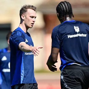 Sebastian Schonlau klatscht mit Joel Agyekum ab