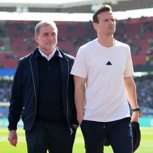 Sportvorstand Stefan Kuntz und Sportchef Claus Costa gehen durchs Stadion