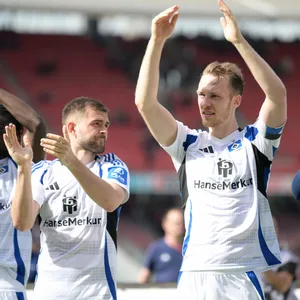 HSV-Kapitän Sebastian Schonlau jubelt nach dem 3:0-Erfolg In Nürnberg.