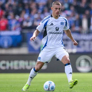 Miro Muheim passt den Ball mit dem rechten Fuß.
