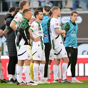 Die Gladbach-Profis stehen enttäuscht vor der Gästekurve im Millerntor-Stadion