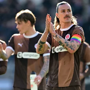 Jackson Irvine klatscht vor den Fans in die Hände