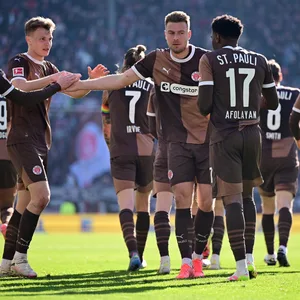 St. Pauli-Profis klatschen in Kiel ab