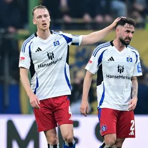 Trost vom Kapitän: Sebastian Schonlau (l.) spricht Marco Richter Mut zu. Teile der Fans waren nicht ganz so gnädig.