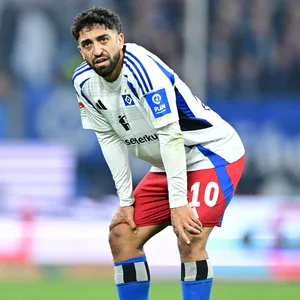 Immanuel Pherai stützt sich auf seinen Oberschenkeln