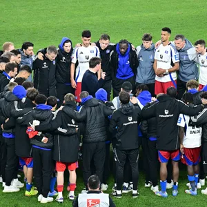 HSV-Trainer Merlin Polzin spricht nach dem 2:4 gegen Braunschweig zu seiner Mannschaft.