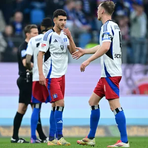 Beim 2:4 gegen Braunschweig mussten die HSV-Verteidiger Silvan Hefti, Daniel Elfadli und Sebastian Schonlau vier Gegentore hinnehmen.