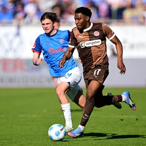 Magnus Knudsen im Laufduell mit Oladapo Afolayan