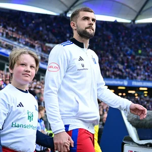 Lukasz Poreba läuft ins Stadion ein