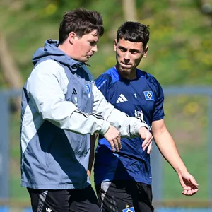 Merlin Polzin im Gespräch mit William Mikelbrencis auf dem Trainingsplatz