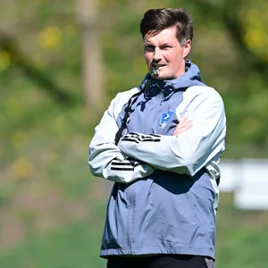 Chefcoach Merlin Polzin beim HSV-Training