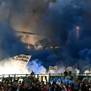 Auf Schalke brannten Teile der HSV-Fans ein gewaltiges Feuerwerk ab, das dann völlig ausartete.